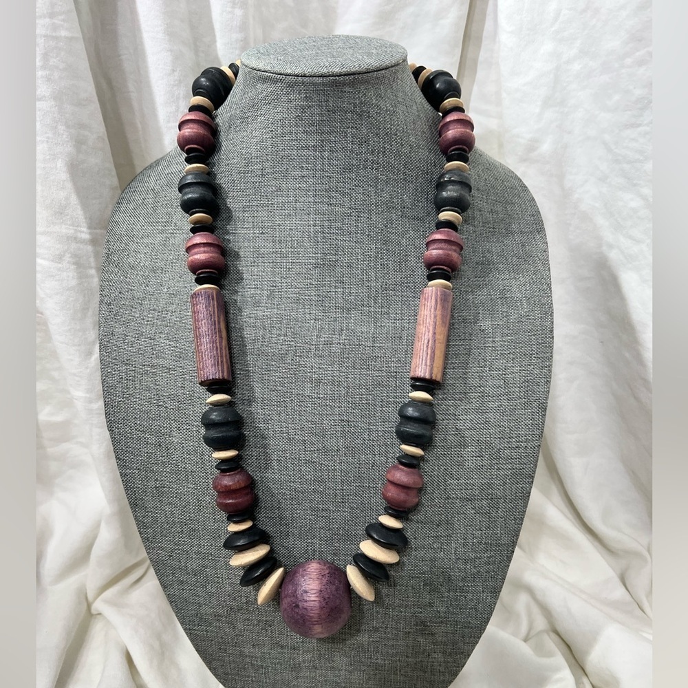 Vintage Beaded Necklace Purple Cream Black Lightweight Wood..☑️
